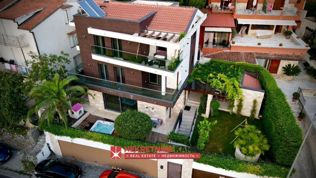 Three-Storey Villa with Garage, 100 m from the Sea, Dobrota, Kotor